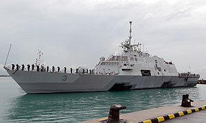 USS Fort Worth прибывает как военно-морская база Чанги (141229-N-YU572-158) .jpg