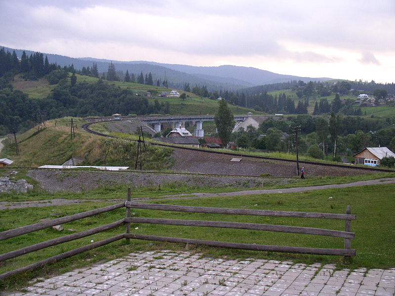 File:Ukraine-Vorokhta-Railroad Bridge-1.jpg