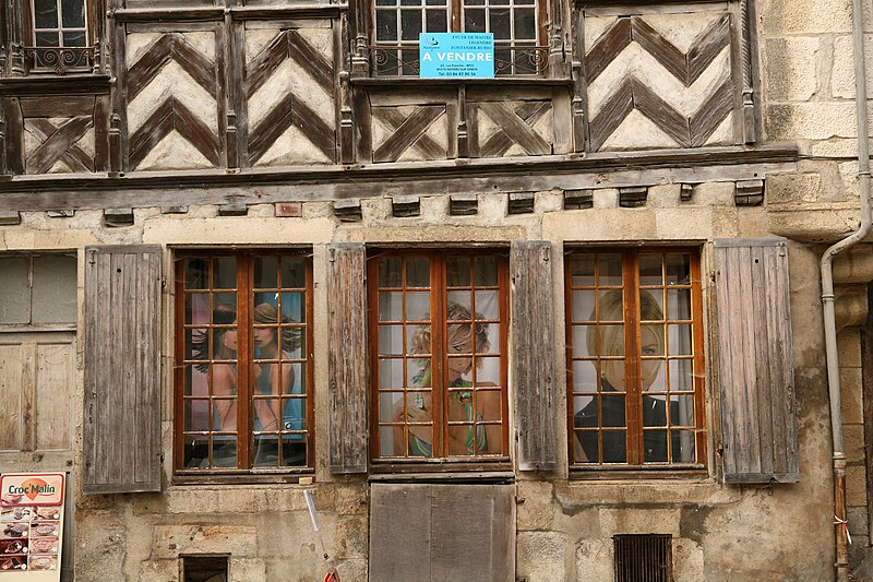 File:Une vieille maison à vendre à Noyers-sur-Serein.jpg