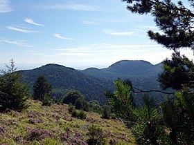 Widok Puy de Chaumont po lewej stronie z Petit Sarcouy i Grand Sarcouy w tle z Puy des Gouttes.