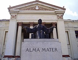 Statue of Alma Mater on the main steps of the university. Universidad de la habana fachada.JPG