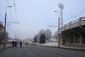 Проспект Степана Бандери, праворуч — міський стадіон