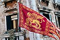 Un drapeau vénitien au vent, Venise.