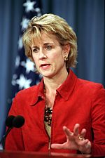 Victoria Clarke lors d'une conférence de presse au Pentagone en 2001