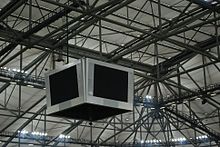 Der frühere Videowürfel unter dem Stadiondach (2009)