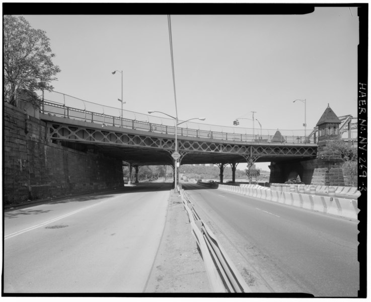 File:View looking north up Harlem River drive at west approach plaza - Macombs Dam Bridge, Spanning Harlem River Between 155th Street Viaduct, Jerome Avenue, and East 162nd Street, HAER NY,31-NEYO,175-3.tif