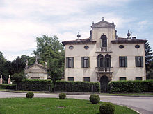 La facciata di Villa Todeschini