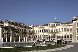 Villa Reale di Monza (Giuseppe Piermarini, 1777-1780), veduta di tre quarti.jpg