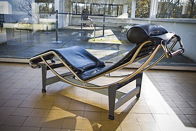 Chaise longue basculante conçue par Charlotte Perriand en 1929.