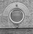 Voorgevel, detail rond raam, school - Hilversum - 20343171 - RCE.jpg