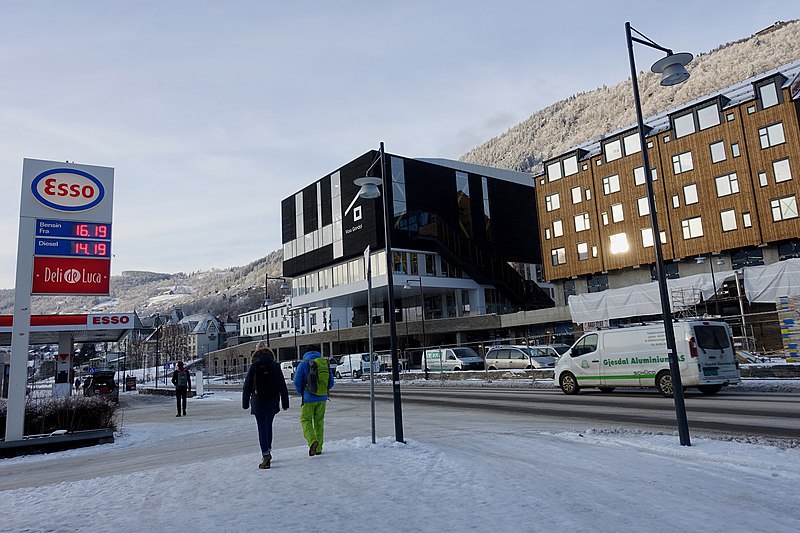 File:Voss Gondol Gondola aerial passenger lift (taubane) Bottom station Trafikknutepunktet Esso petrol station bensinstasjon Deli de Luca Voss railway station Fleischer's Hotel Evangervegen E16 snow Vossavangen Voss Norway 2019-11-20 0500.jpg