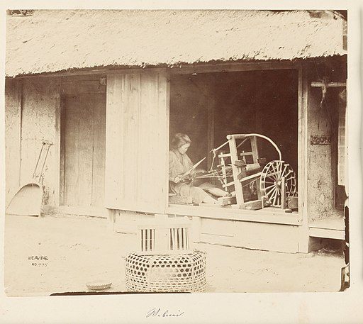 Vrouw aan een weefgetouw in een schuur Weaving no 495 (titel op object), RP-F-F18443