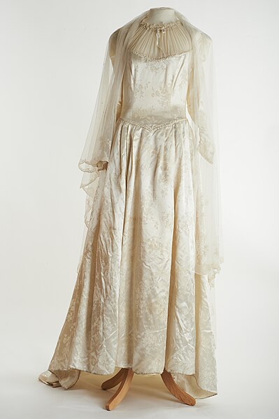 File:Wedding dress 1945 by Sybil Connolly - Full Length Front.jpg