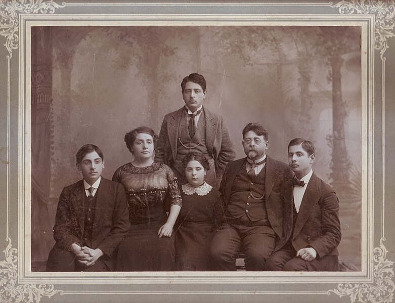 File:Weinshal family in Haifa approx 1920.jpg