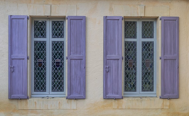 File:Windows of the castle of Marqueyssac.jpg