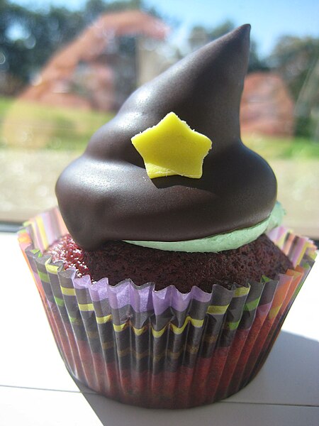 File:Witch hat cupcake with yellow star.jpg