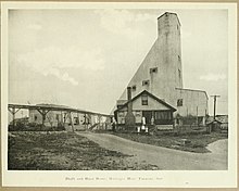 Hollinger Mine shaft, early 1900s YUL816747-HollingersMineTimmins.jpg