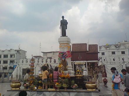 The Statue of Thao Suranaree (Yamo) with the Chomphon Gate in the background