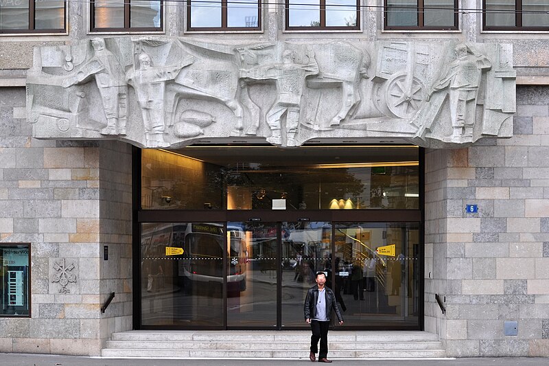 File:Zürich - Paradeplatz - UBS 2010-08-27 18-29-16 ShiftN.jpg