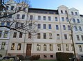 Mietshaus in geschlossener Bebauung mit Vorgarten