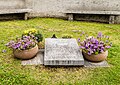 Zernez, gedenksteen op het kerkhof van de Reformierte Kirche San Mauritius.