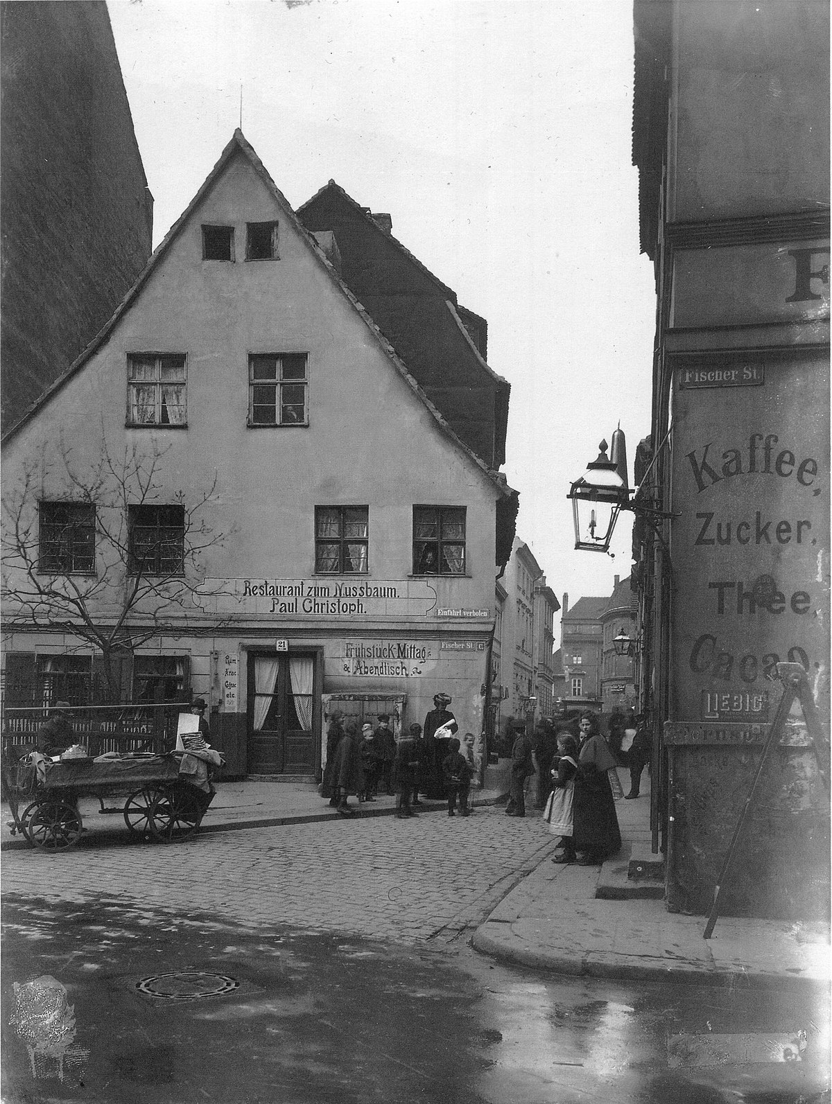 Zum Nussbaum, Nikolaiviertel, Berlin, 1903.jpg