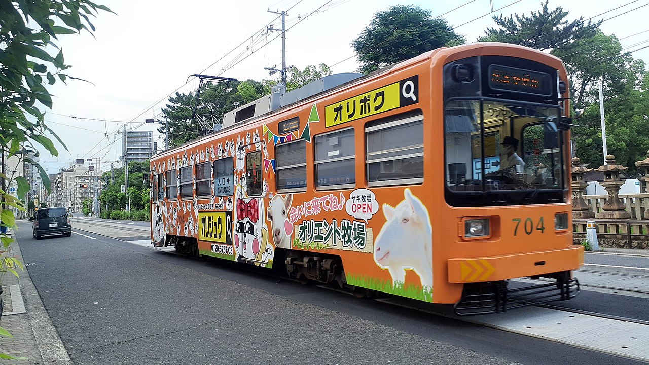 File:阪堺電気軌道 モ704形2021年7月撮影.jpg - Wikimedia Commons