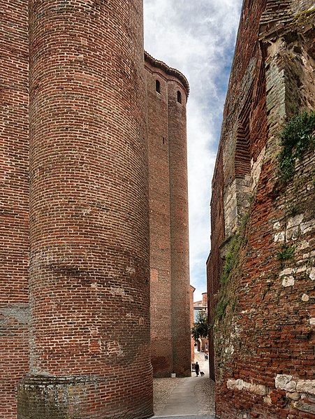 File:(Albi) Ruelle longeant la tour St Michel du Palais de la Berbie.jpg