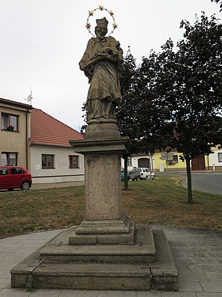 Švihov, socha sv.Jana Nepomuckého na náměstí T.G.Masaryka.jpg