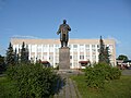 Памятник В. И. Ленину и здание городского суда