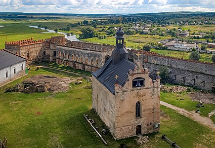 Церква святого Миколая та руїни палацу у Меджибізькому замку (смт Меджибіж Летичівського району Хмельницької області) Author: Вадим Постернак