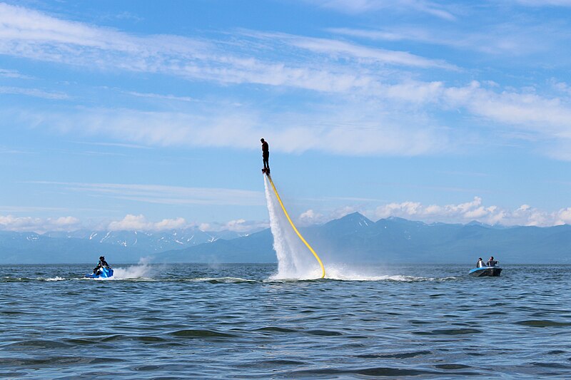 File:Флайборд (полёт над водой на специальной доске).jpg