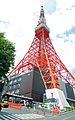 Monument avec Taro et Jiro notamment au pied de la tour de Tokyo.
