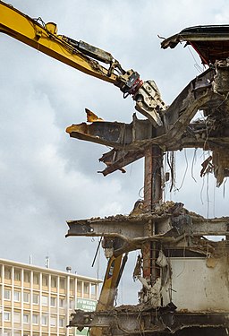 Demolition of the so-called ‘Tortenschachtel’ (cake box) (Kaufhof-branch) on the Berliner Platz