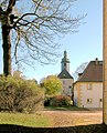 Kirche mit Ausstattung (Kanzelaltar, Taufständer, Schnitzfiguren)