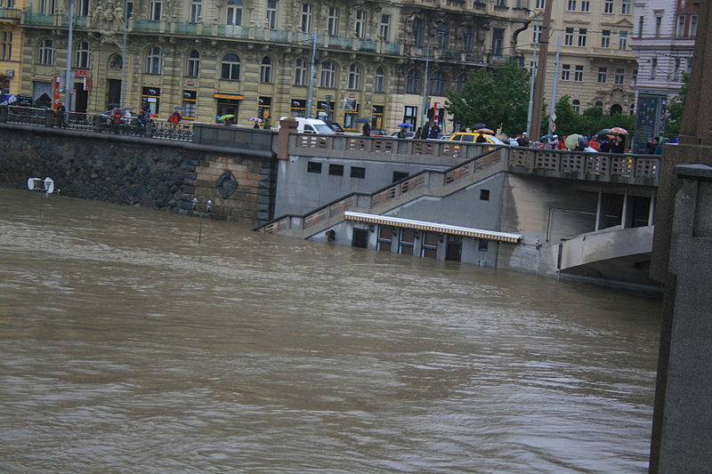 File:2013 - rozvodněná Vltava v Praze 5212.JPG