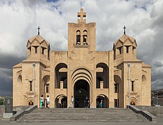 la katedralo estas konstruita el oranĝkoloraj vulkanaj ŝtonoj el Anio