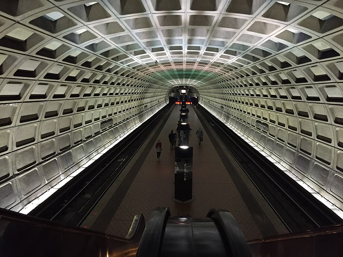 File:2016-02-05 20 29 45 Interior of the U Street Washington Metro Station in Washington, DC.jpg