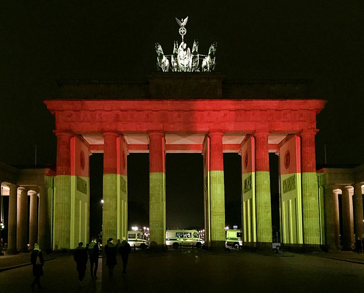 File:2016 Berlin Christmas market truck attack - hommage à la porte de Brandebourg the 20-12-2016 03.jpg