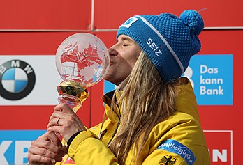 La lugeuse allemande Natalie Geisenberger embrassant le globe de cristal remporté lors de la Coupe du monde de luge 2016-2017. (définition réelle 4 643 × 3 162)