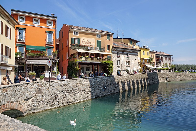 File:2017-04-10 04-14 Gardasee 148 Sirmione (33539549594).jpg