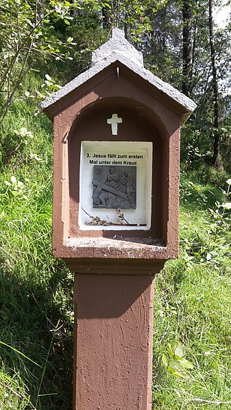 File:3. Station des Kreuzweges am Weißenbach am Lech.jpg