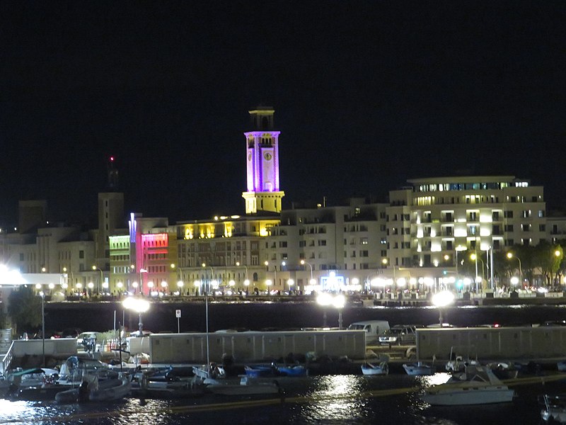 File:472 Lungomare Nazario Sauro i la torre del Palazzo della Provincia (Bari), des de Via Venezia.jpg