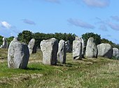 4735.1099 Menhire, bis zu 4 Meter hoch, von OstnachWest in 1167 Metre Langen Hizalamaları (Granit-Steinreihen) in einem Halbkreis endend Le Ménec, Carnac, Departement Morbihan, Bretagne Steffen Heilfort.JPG