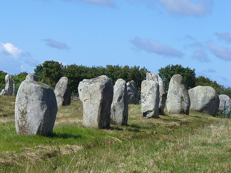 File:4735.1099 Menhire,bis zu 4 Meter hoch,von OstnachWest in 1167 Meter Langen Alignements(Granit-Steinreihen) in einem Halbkreis endend Le Ménec,Carnac ,Departement Morbihan,Bretagne Steffen Heilfort.JPG