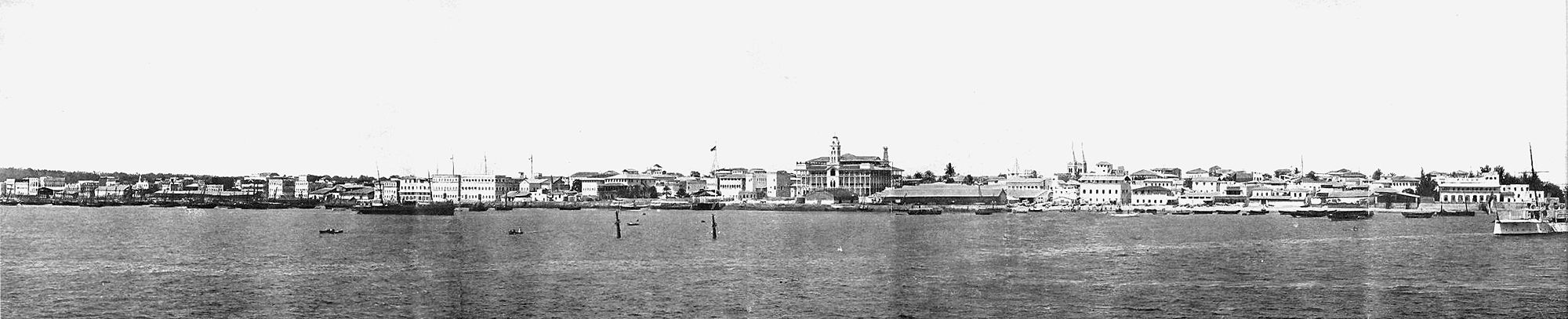 Masterne på det sænkede skib HHS Glasgow kan ses i dette billede af Zanzibars havn taget i 1902. Vidundernes hus er den hvide bygning med et tårn og mange balkoner i midten af billedet; haremmet og paladset stod til venstre for dette. Konsulatbygningerne er til højre.