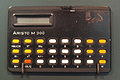 Deutsch: ARISTO M 300 Taschenrechner aus den 1970er Jahren. Deutsch: ARISTO M 300 pocket calculator of the 1970s.