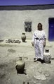 Une potière dans la cour de sa maison - Ourtzagh, Maroc - mai 1997