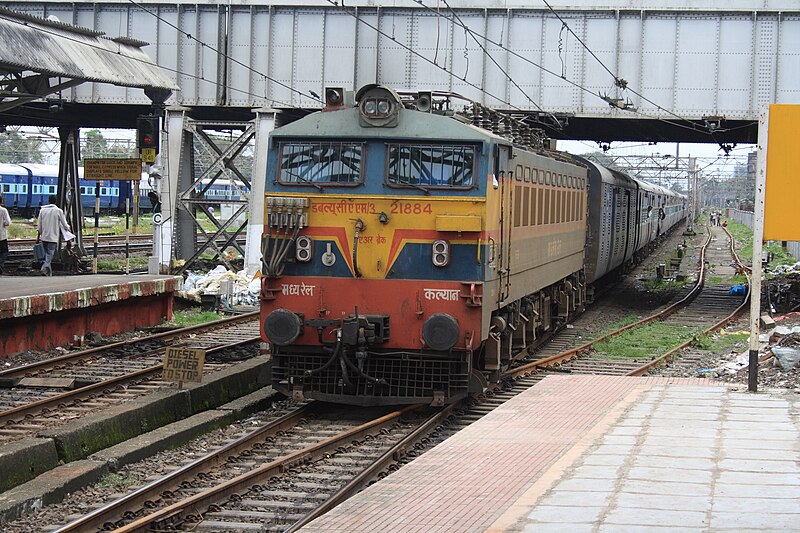 File:A WCAM-3 hauls an express Train at Dadar.jpg
