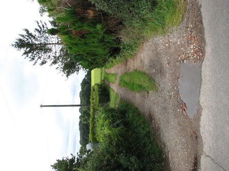 File:A short access road - geograph.org.uk - 988938.jpg